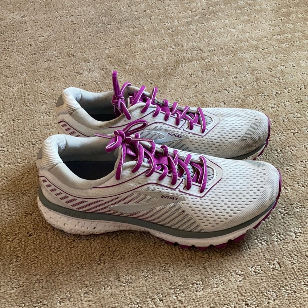 Brookes ghost sneakers